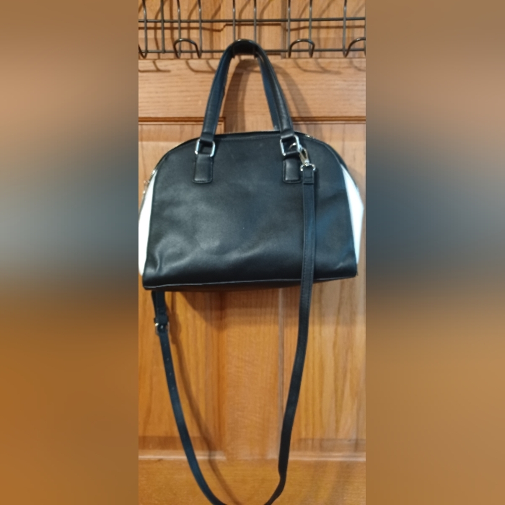 π£ππ 2 Purses/$15 πππ£ Steve Madden Black and White Purse - Picture 3 of 12